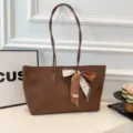 Elegante bolso tote marrón de cuero con pañuelo de seda, bolso de hombro minimalista y grande. - Con Pañuelo / Marrón