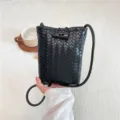Mini sac à bandoulière tressé en cuir tendance élégant étui de téléphone pour femmes. - Noir