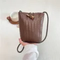 Mini sac bandoulière en cuir tressé marron, pochette téléphone élégante pour femme style chic. - Brun Foncé