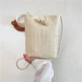 Sac bandoulière mini tressé chic pour femme, sac de téléphone en cuir PU souple avec fermeture. - Blanc