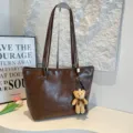 Bolso de hombro vintage de cuero PU marrón con lindo colgante de oso para mujeres elegantes - Con Colgante / Marrón