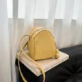 Stiloso piccolo zaino e borsa a tracolla in pelle gialla da donna, tendenza quotidiana. - Giallo