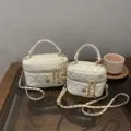 Sac bandoulière matelassé blanc avec chaîne, sac fourre-tout chic avec breloques de camélia. - Grand Avec Pendentif / Blanc