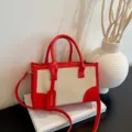Bolso tote de lona roja y blanca, elegante variante de bolso de hombro y cruzado de cuero. - Rojo