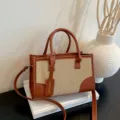 Elegante bolso de mano para mujer en cuero PU y paja con asas y correa de hombro elegante. - Marrón