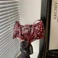Retro polkadot lakleer schoudertas met chique gesp detail voor stijlvolle vrouwen. - Rood