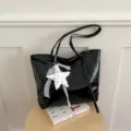 Grand sac cabas épaule noir brillant avec pendentif étoile en dentelle pour travail quotidien. - Avec Pendentif / Noir
