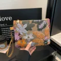 Dettaglio borsa a pochette ricamata in stile cinese, borsa chic con paillettes floreali. - Arancione