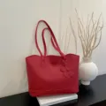 Bolso tote de cuero rojo para mujer, elegante bolso de hombro grande con dije de flor. - Rojo