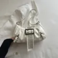 Witte PU lederen schoudertas met chique metalen klinknagels en retro gesp detail. - Wit