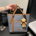 Bolso de hombro vintage estilo coreano con bonito colgante de oso y tela azul tejida. - Azul con Colgante