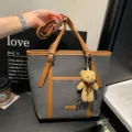 Bolso tote patchwork de cuero tejido gris con lindo dije de oso, bolso de hombro retro casual. - Negro con Colgante