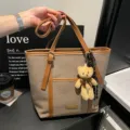 Bolso shopper tejido de gran capacidad de estilo coreano con detalles de cuero marrón y oso. - Caqui Con Colgante