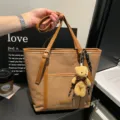 Bolso tote de hombro tejido de gran capacidad estilo coreano bolso casual retro con osito - Marrón Con Colgante
