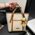 Elegante bolso de mano tejido para mujer, gran bolso de hombro grande con lindo colgante de osito. - Blanco con Colgante