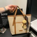 Bolso tote tejido de gran capacidad para mujer, elegante bolso de cuero PU marron con oso tierno. - Blanco Roto con Colgante