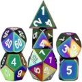 Détail macro d'un jeu de dés polyédriques en métal irisé avec chiffres blancs pour DND - Arc-en-ciel avec Chiffres Blancs
