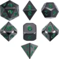 Vue détaillée d'un ensemble de 7 dés DND en métal noir avec des chiffres verts - Nickel Noir avec Chiffres Verts