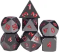 Pile de dés polyédriques en métal gris fusil avec chiffres rouges DND - Nickel Noir avec Chiffres Rouges