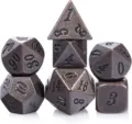 Vue détaillée d'un jeu de dés polyédriques en métal bronze antique pour jeux DND - Cuivre Poli