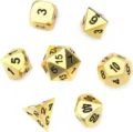 Détail macro d'un ensemble de dés polyédriques en métal doré pour Dungeons and Dragons - Or avec Chiffres Noirs