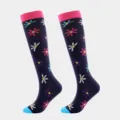 Dunkle blaue Kompressionssocken mit bunten Blumenmustern, lange athletische Laufsocken Variante. - Schwarzes Gänseblümchen