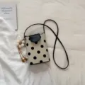 Sac bandoulière en toile à pois avec rabat noir et joli pendentif fleur pour femme chic. - Blanc avec pendentif