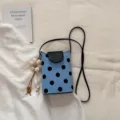 Sac bandoulière téléphone à pois bleus avec rabat noir et pendentif floral pour femme - Bleu avec Pendentif