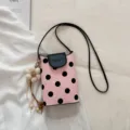 Sac bandoulière rose à pois pour téléphone avec rabat noir et joli pendentif fleur élégant. - Rose Avec Pendentif