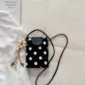 Sac bandoulière de téléphone portable en toile à pois noirs et blancs avec rabat en cuir et fleur. - Noir Avec Pendentif Lapin