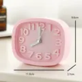 Sveglia analogica rosa minimalista con numeri 3D ed etichette delle dimensioni - Sveglia Semplice / 12x12x4cm / Rosa Silenzioso