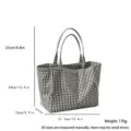 Bolso tote de lona a cuadros blancos y negros con dimensiones de altura, ancho y peso. - 31.5*34*15cm / Cuadros Negros y Blancos