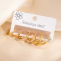 Set aus sechs goldenen Edelstahl-Creolen mit funkelnden Strasssteinen auf Displaykarte. - Creolen-Set mit Strass, 6-teilig (BJGE2361) / Gold