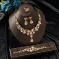 Schmuckset in Roségold mit bernsteinfarbenen Kristallen: Halskette, Ohrringe und Armband - Halskette Ohrringe Ring Und Armband / Champagner