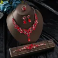 Elegantes rotes Kristall Schmuckset für Abendkleider mit Halskette und Armband - Halskette Ohrringe Ring Und Armband / Silber Rot