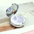 Scatola portapillole portatile in metallo argento da 6 cm con specchio e tre scomparti - 3 Scomparti / Argento