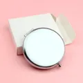 Specchio da borsa pieghevole rotondo in metallo argento per incisione personalizzata. - Confezione Scatola Bianca / Argento