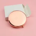 Elegante roségouden ronde opvouwbare zakspiegel met metalen afwerking voor doe-het-zelf cadeau - 6.5cm Met witte doos / Roségoud