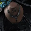 Elegante set di gioielli floreali neri con collana a dichiarazione e orecchini pendenti. - Tutto Nero (G502)