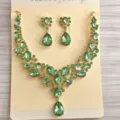 Elegante set collana e orecchini color oro con cristalli verdi a forma di goccia. - Verde Oro (G502)