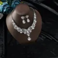 Elegante parure di gioielli da sposa in argento con strass e orecchini a goccia. - Tono Argento (G502)