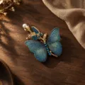 Detailansicht einer Vintage-Schmetterlingsbrosche mit blauer Stickerei und Perle. - Stickerei-Netz-Schmetterlingsstil - 5*6.7cm (XZ1461-1)