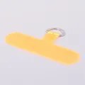 Passante universale per cordino telefonico in PVC giallo a forma di T con anello a D argentato - Giallo