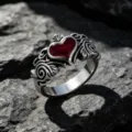 Gothic-Ring aus Titanstahl mit rotem Emaille-Herz und kunstvollen silbernen Verzierungen - Größe 7
