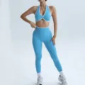 Zweiteiliges nahtloses Yoga-Set in Hellblau mit Neckholder-Top und Leggings - XS / Oberteil und Unterteil / Hellblaues Set