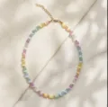 Primo piano di una rinfrescante collana estiva con perle occhio di gatto e finiture dorate. - Collana di Perline a Botte / 38+5cm / Pietra Occhio di Gatto Colorata