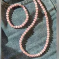 Detalle del conjunto de collar y pulsera de cuentas de ojo de gato rosa sobre denim - Pulsera Elástica / 16cm / Piedra ojo de gato rosa