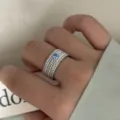 Unieke zilveren ring met textuur en een prachtige fonkelende blauwe edelsteen voor dames - Gevlochten Ring met Blauwe Zirconia / Zilver