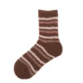 Gemütliche braun-weiß gestreifte Korallenvlies-Socken für warme Füße beim Schlafen zu Hause. - Einheitsgröße / Breiter Streifen