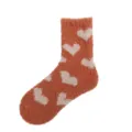 Dicke braune Korallenfleece-Socken mit weißen Herzmustern für gemütliches Heimtragen - Einheitsgröße / Rotes Herz